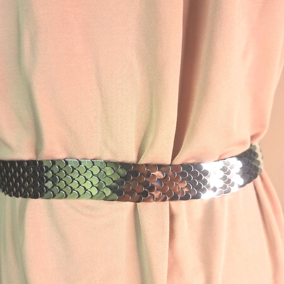 Silver Metal Dragon Scale Stretch Belt w/ Flower. Size Small - Picture 4 of 6